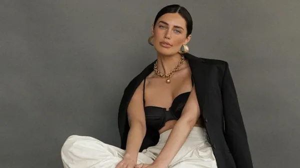 Розкішна кохана зірки Формули-1 ефектно появилася на тенісному турнірі в Монако