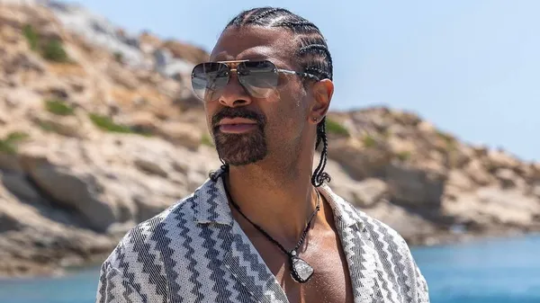 Знаменитий боксер одержимий груповим сексом – постійно шукає нових дівчат, бо йому мало своєї