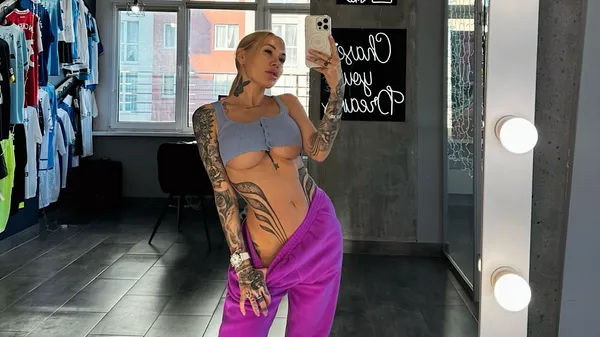 Жаркий выходной: Морозюк разбирается в стиле – ее пышная грудь хочет поймать лучики солнца