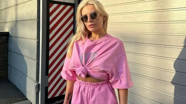 Дівчина Волошина манить фетишистів – вдягає високі підбори прямо посеред міста