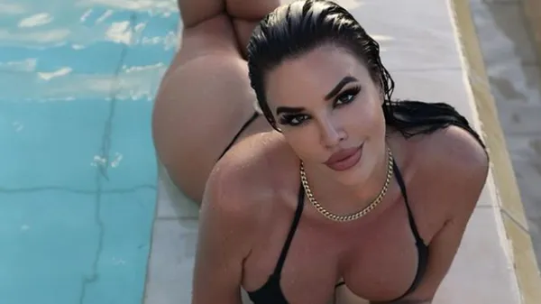 Зухвала і мокра: найгарячіша фанатка футболу підіймає тиск оголеним тілом – дуже відверті кадри