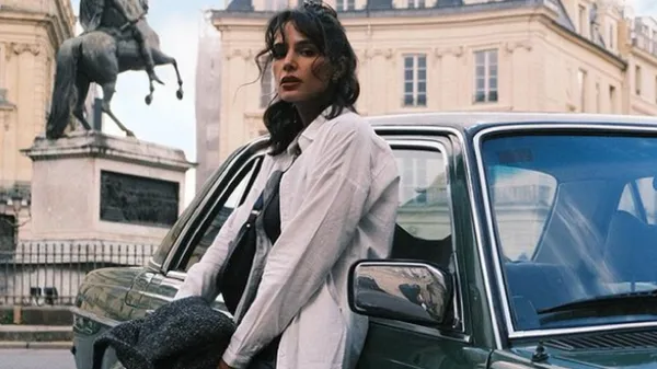 Дивовижна дочка легенди Челсі пішла на побачення з коханим в розпуснім вбранні – фото спокуси