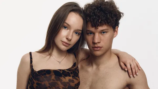 Розляглась на галявині і загоряє з песиком: сонячні кадри обраниці захисника Динамо