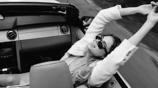 Ефектна блондинка зібралася на побачення з гравцем Динамо – грація вражає