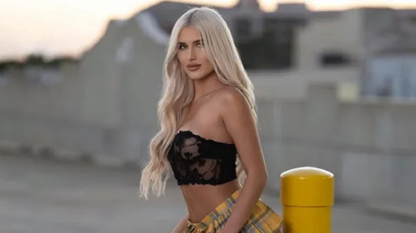 Огненная ring-girl из OnlyFans потрясла обнаженным "персиком" на глазах фанов – провокационные кадры