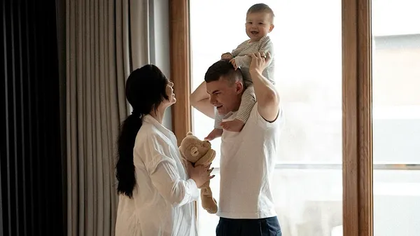 "Годували птахів": Кочергін вчив сина ділитися з тваринами смаколиками – хлопчик не витримав 😆