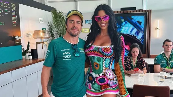 Найсексуальніша вболівальниця ЧС зустріла ікону Формули-1: отримала подарунок на свою голову