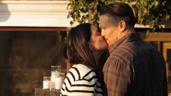 Зацеловала абсолютного чемпиона мира: яркая реакция жены Усика на громкую победу