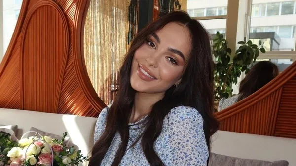 Пасія Шапаренка та донька Шацьких елегантно позує в сукні – змушує серця фанатів битись швидше