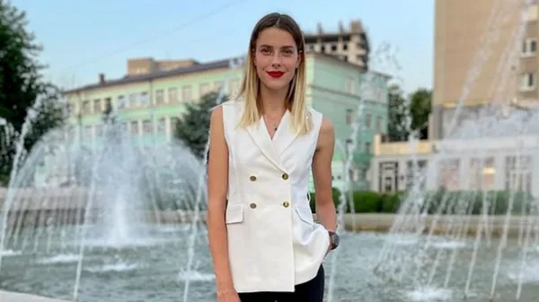 Королева висоти Магучіх заманює дивовижною ходою – засвітила животик в екстремальному міні