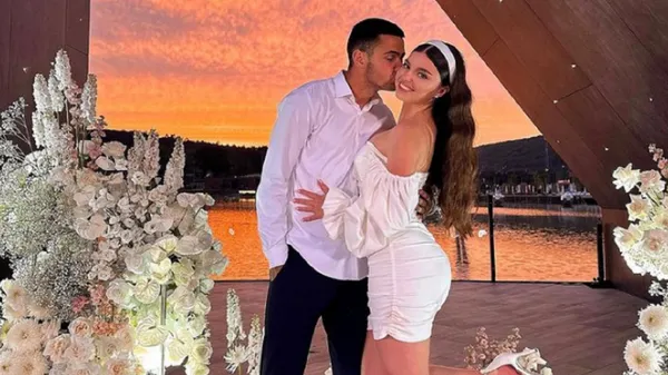 Нападающий Руха сделал трогательное предложение своей возлюбленной – романтические кадры