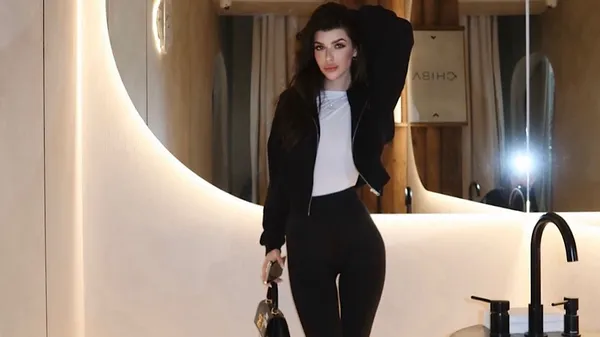 Оголені груди та стегна: дівчина Очеретька взяла участь у пікантній зйомці – довгонога красуня