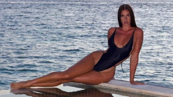 Найсексуальніша фанатка футболу небезпечним вбранням розтопила серце фанів – занадто гаряча