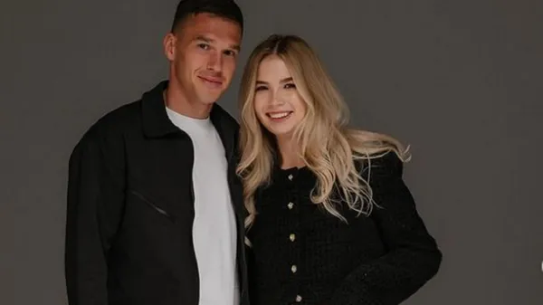 Гравець Динамо релаксує топлес в компанії найрідніших – не часто таке побачиш