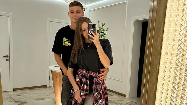 Палкий поцілунок: Яцик поцупив сердечко гарячої красуні – пара мала побачення