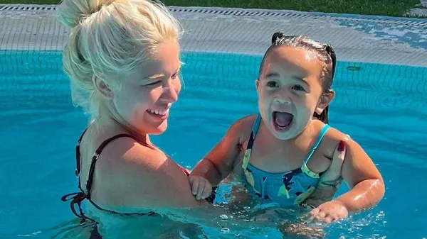 Фанати не дають їм проходу: дівчині бразильського футболіста довелось позувати разом з донечкою