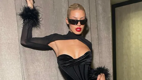 Скандальная пассия экс-звезды Барсы показала обнаженную грудь в крошечном платье – фото соблазна