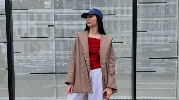 Облизує щоку: кохана Чоботенка ніжно обіймається з домашнім улюбленцем – милота дня