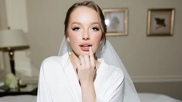 "Звертатися в особисті": універсал Динамо шукає роботу для юної дружини – буде моделлю