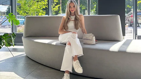 Ведуча УПЛ влаштувала серію зйомок у напівпрозорих сукнях – зухвала співробітниця Вереса