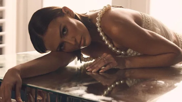 Приголомшлива донька легенди НХЛ випнула погруддя та стрункі ніжки на публіку – дуже гаряче