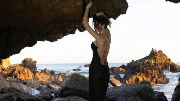 Шикарна фітнес-тренерка блиснула в обтислому наряді, з-під якого видно завидну фігуру – ефектно