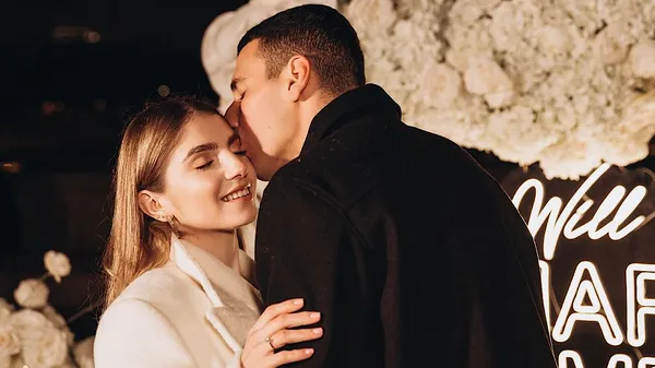 Дама в білому: наречена кіпера Динамо має прогулянки виключно з охороною – майстер своєї справи