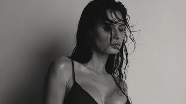 Українська фітнес-тренерка провела фотосесію у квітчастому польовому полі – образ без бюстгальтера