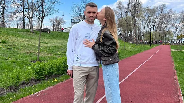 "Починаємо готувати паски": Караваєв вміло замішав тісто на камеру – футболіст вправний на кухні