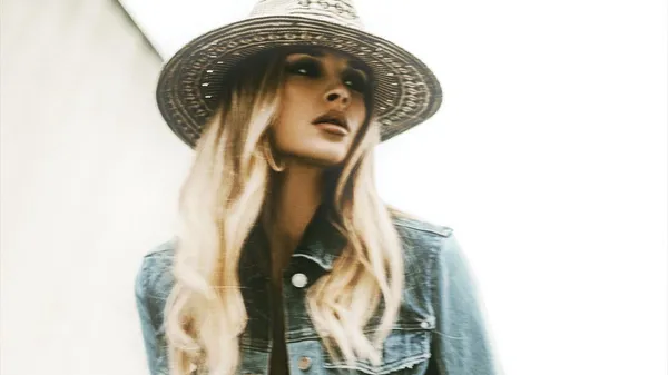 Сладкие поцелуи с другой моделью: девушка украинского сборника, который играет в Англии, показала все