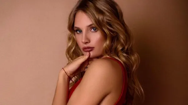 Сліпуча сукня та підбори: Ястремська показала, як святкує своє 24-річчя