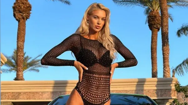 Найсексуальніша фанатка американського футболу показала "секс" на кухні – знову провокує