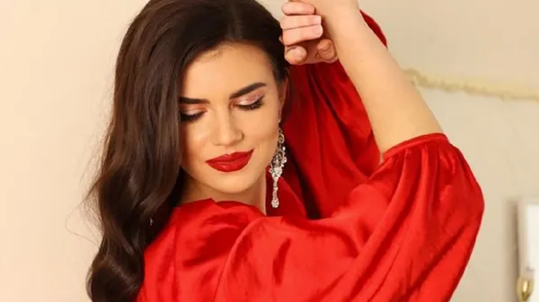 Українська футбольна ведуча "тортурує" фанів епатажною зйомкою – дуже ефектно