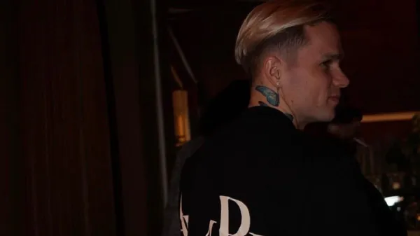 Мудрик показав, як розслабляється в елітних апартаментах – що їсть, п'є і читає українець