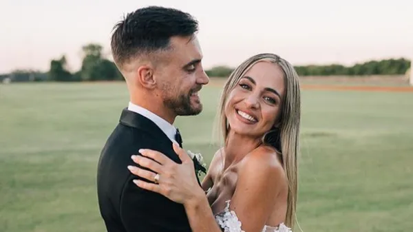 Зваблива красуня проміняла чемпіона світу з футболу на двох ковбоїв – фотодоказ