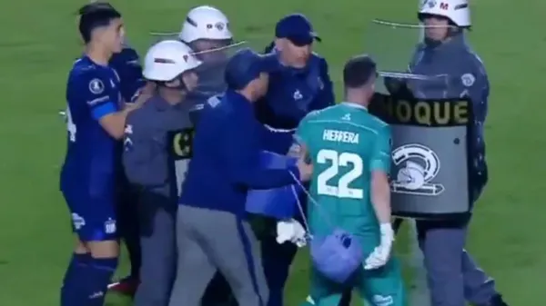 Горячий матч между аргентинцами и бразильцами: на поле вышла полиция, двух игроков арестовали