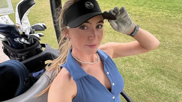 Гаряча гольфістка не впоралася із застібкою на бюсті у сексуальному образі – фани шаленіють