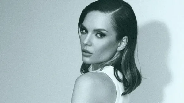 Неймовірна дівчина Коваленка засліпила стрункою фігурою у червоній сукні – фотодоказ