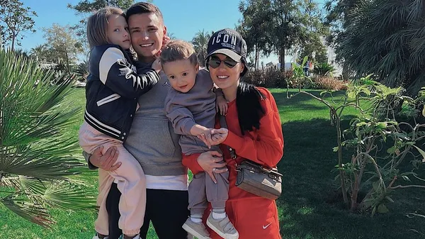 "Як виглядають 5 хвилин тиші": діти хавбека Дніпра-1 замотані у харчову плівку – занадто активні 😆