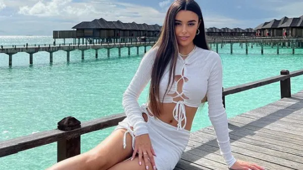 Приголомшлива улюблена зірки футболу затуманила очі хижим образом – фото спокуси