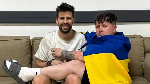 Лебига подарил легенде Барселоны флаг с автографами воинов: "Мам, смотри – я на руках у Пике"