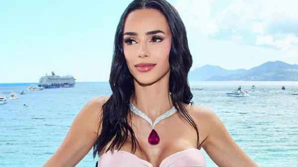 Горячая экс-пассия Неймара поразила аппетитными формами в купальнике на фоне райского острова