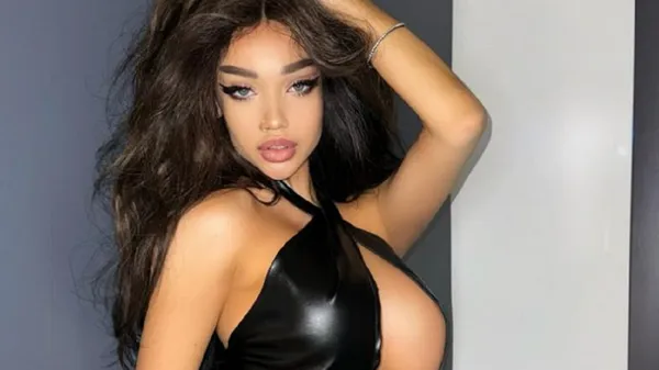 Сексуальна колишня екс-зірки Динамо напівоголена показала полуничку – дуже гаряче