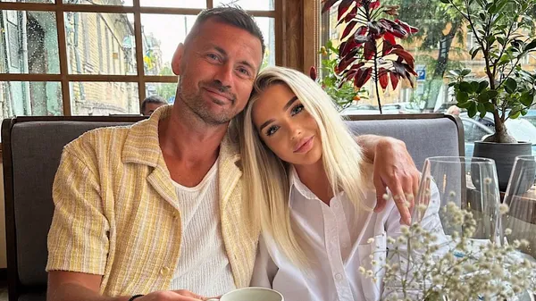 "Найгарніші у столиці": Мілевський вперше засвітив свою дівчину – фото екстравагантної блондинки