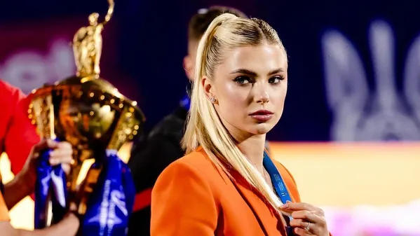 Две самые популярные украинские ведущие наконец-то познакомились – красавицы пришли к согласию на футболе