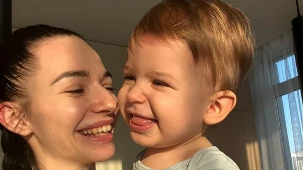 "Бути мамою...": кохана Чоботенка тішить фанів низкою ніжних фото з сином та матусею – милі спогади