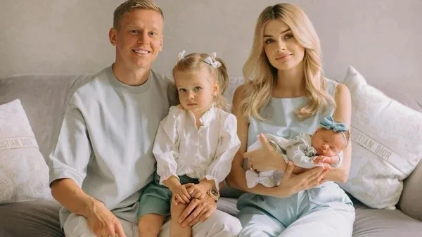 Красуні дня: маленька копія Зінченка гріється в обіймах матусі – Влада випромінює турботу