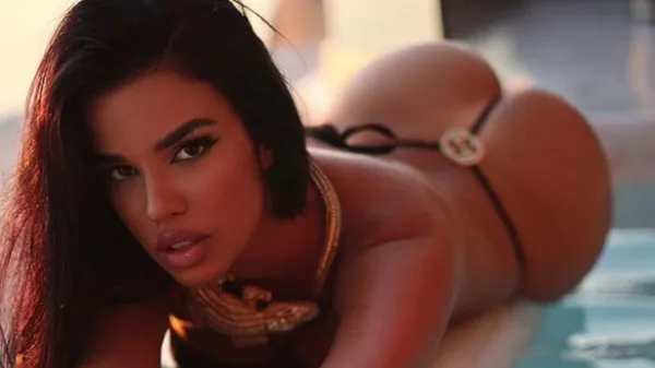 Пишногруда Міс Хорватія забила памороки провокативними позами у ефектному бікіні – вогняні кадри