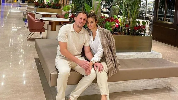 "Вихопила пістолет": дружина Пятова ремонтує бак для води – жартують та весело проводять час