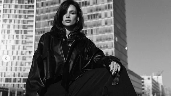 Гламурна дочка легенди Челсі фліртує з фанами у повітряній спідній білизні – фото спокуси